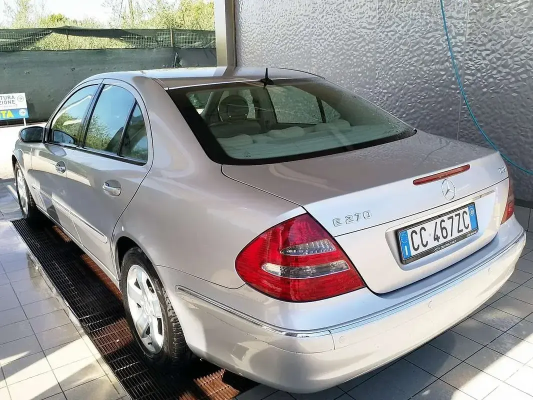 Usata Mercedes E270 Elegance 177 CV (130 kW) 2002 Argento Berlina