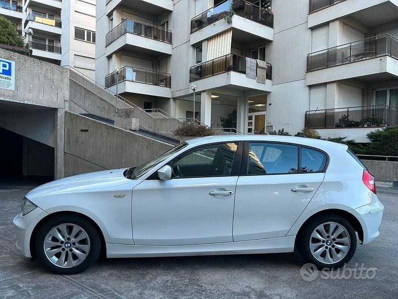 Usata BMW 118 143 CV (105 kW) 2010 Bianco Utilitaria