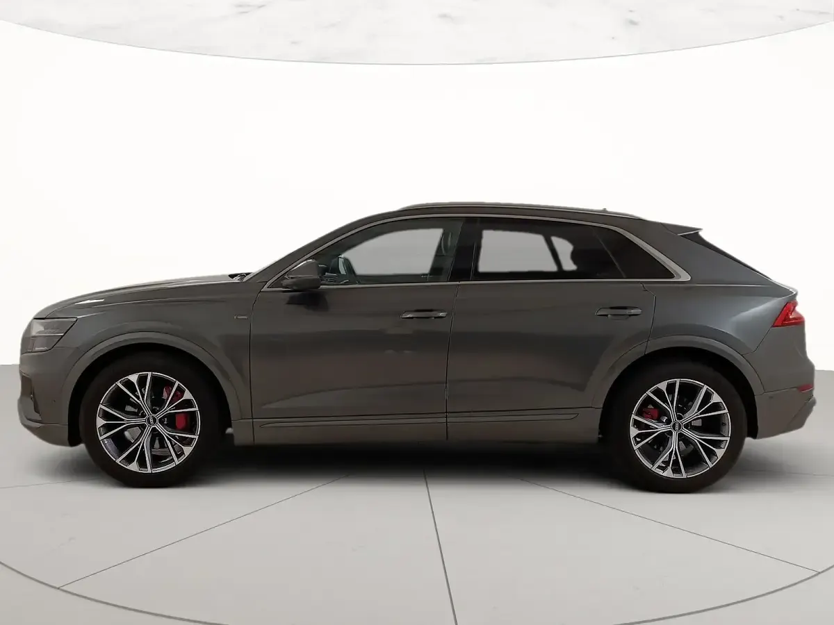 Usata Audi Q8 Sport 231 CV (169 kW) 2022 Grigio daytona perlato SUV