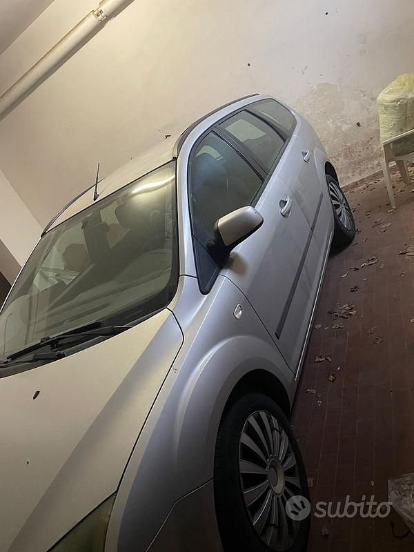 Usata Ford Focus 90 CV (66 kW) 2005 Grigio Station wagon