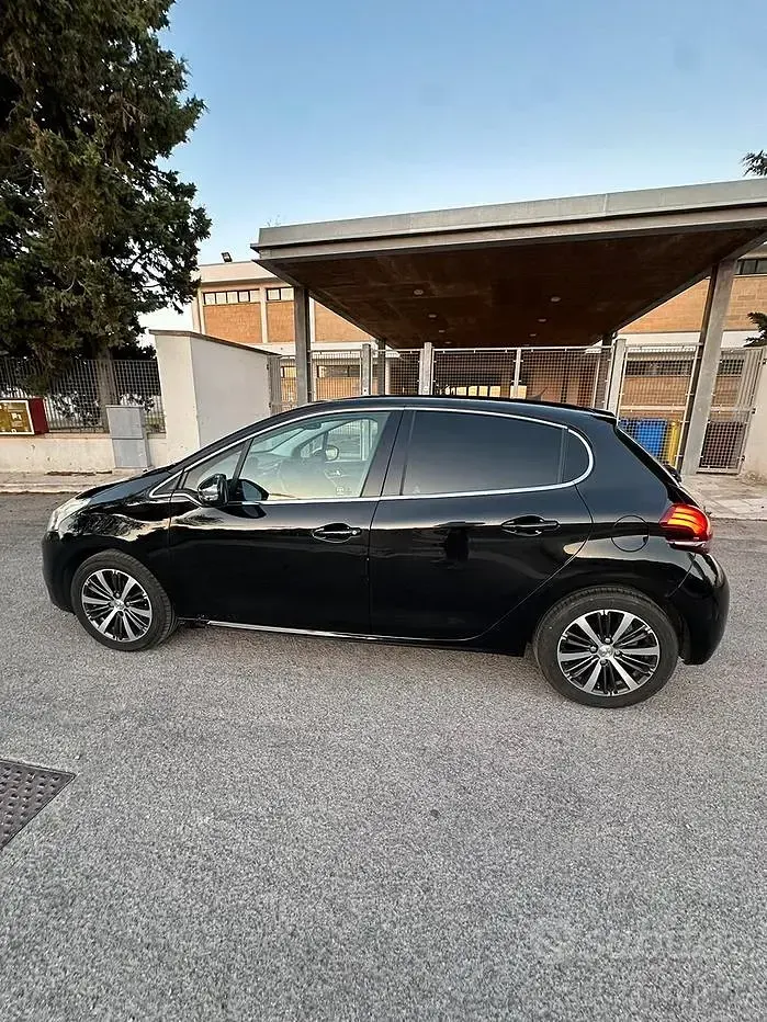 Usata Peugeot 208 2017 Utilitaria