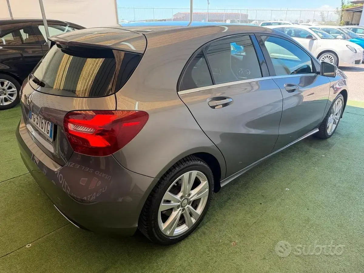 Usata Mercedes 180 109 CV (80 kW) 2017 Grigio Berlina
