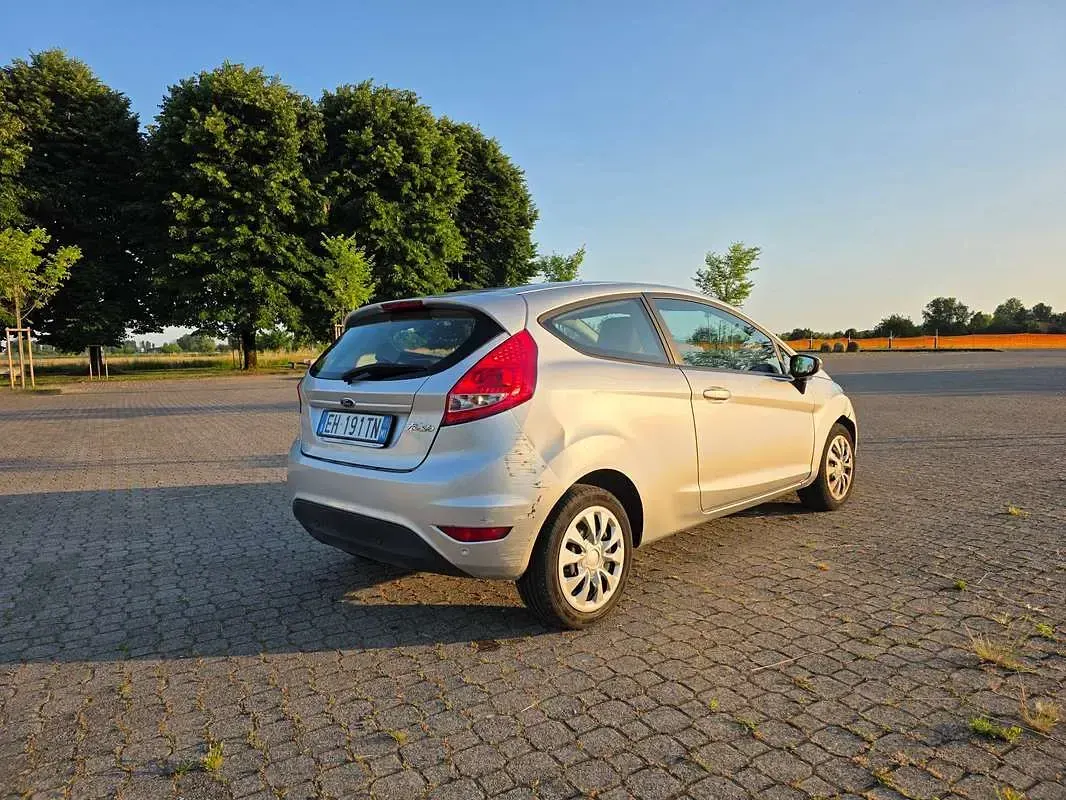 Usata Ford Fiesta 60 CV (44 kW) 2011 Argento Berlina