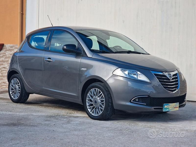 Grigio Usata 2013 Lancia Ypsilon Due volumi | 7799 € (Cara) - Immagine 1/4