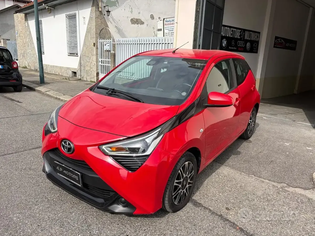 Usata Toyota Aygo Connect Style 72 CV (52 kW) 2021 Rosso Utilitaria