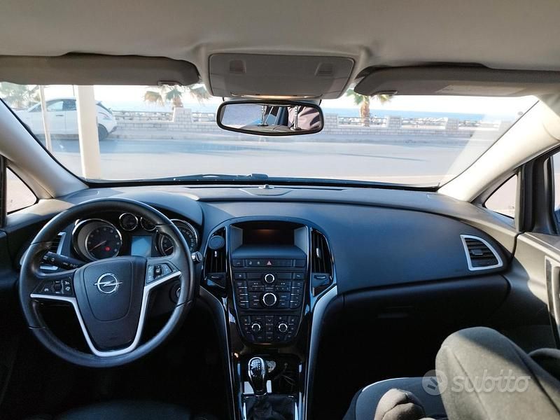 Usata Opel Astra 140 CV (102 kW) 2015 Berlina