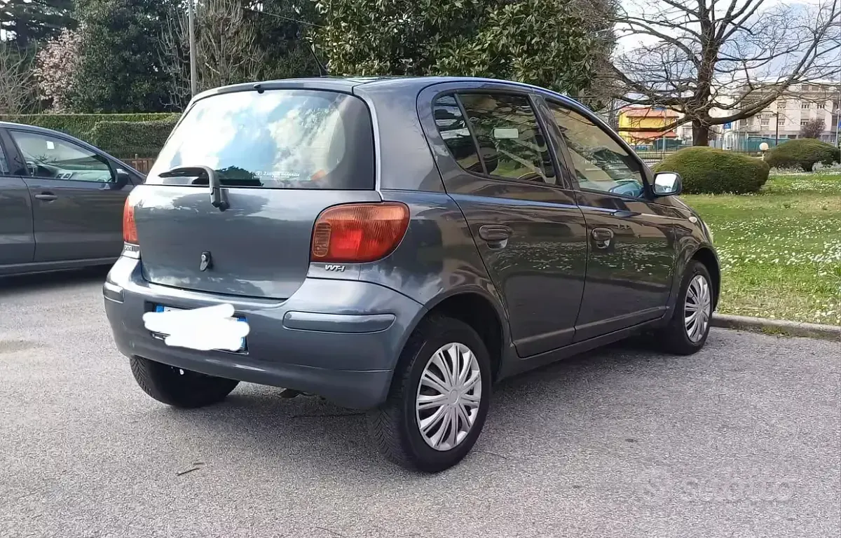 Usata Toyota Yaris 68 CV (50 kW) 2004 Grigio Utilitaria