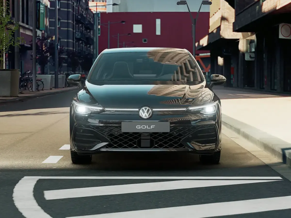 Nuova VW Golf VIII R-line Plus 150 CV (110 kW) 2026 Grenadill black metallizzato Berlina