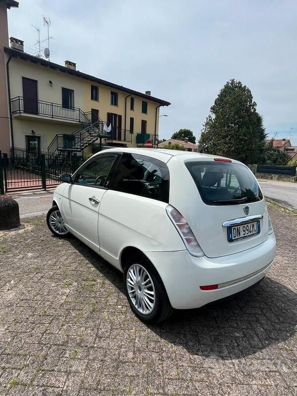 Usata Lancia Ypsilon 60 CV (44 kW) 2008 Bianco Utilitaria