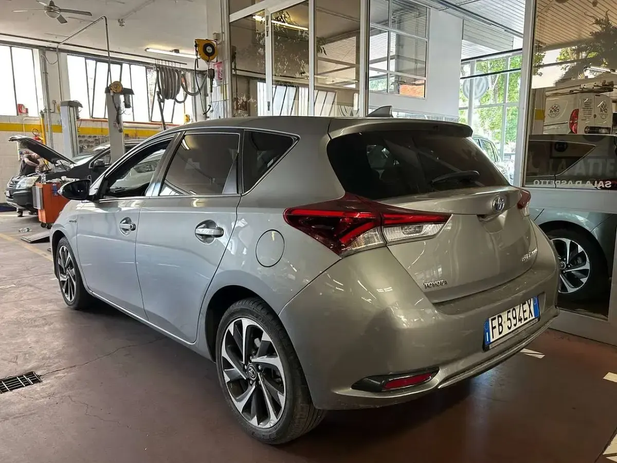 Usata Toyota Auris Hybrid Lounge 99 CV (72 kW) 2016 Grigio Berlina