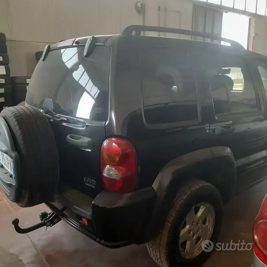 Usata Jeep Cherokee 143 CV (105 kW) 2004 Nero SUV