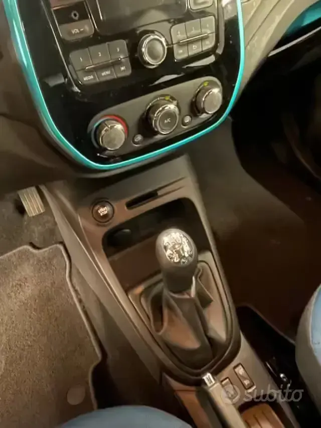 Usata Renault Captur Zen 90 CV (66 kW) 2015 Marrone SUV