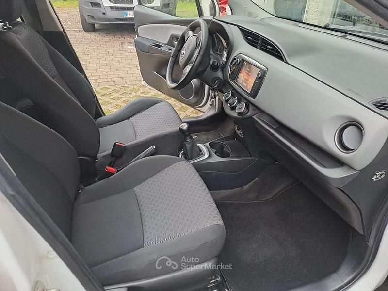 Usata Toyota Yaris Active 69 CV (50 kW) 2015 Bianco Utilitaria