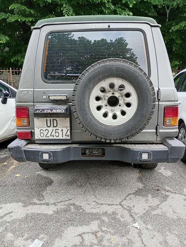 Usata Mitsubishi Pajero 84 CV (61 kW) 1989 Grigio SUV