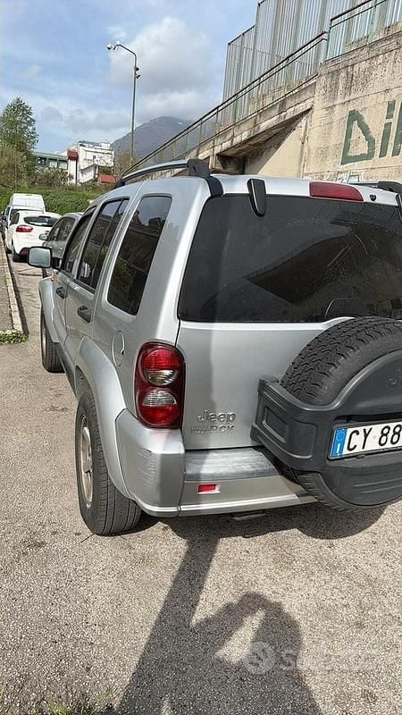 Usata Jeep Cherokee 163 CV (119 kW) 2006 Grigio SUV