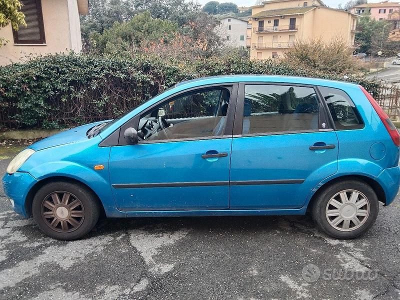 Usata Ford Fiesta 75 CV (55 kW) 2004 Blu Berlina