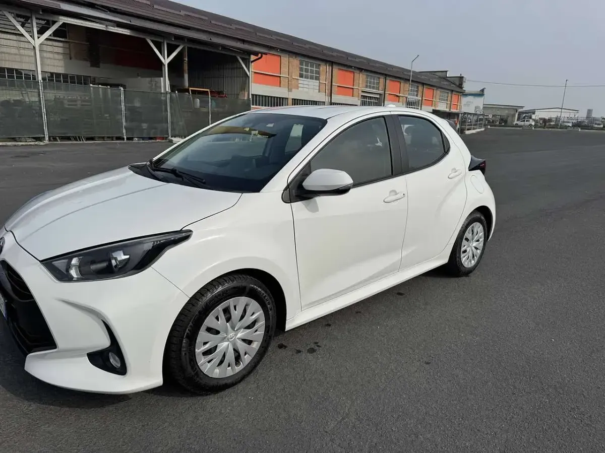 Usata Toyota Yaris Hybrid 92 CV (67 kW) 2023 Bianco Berlina