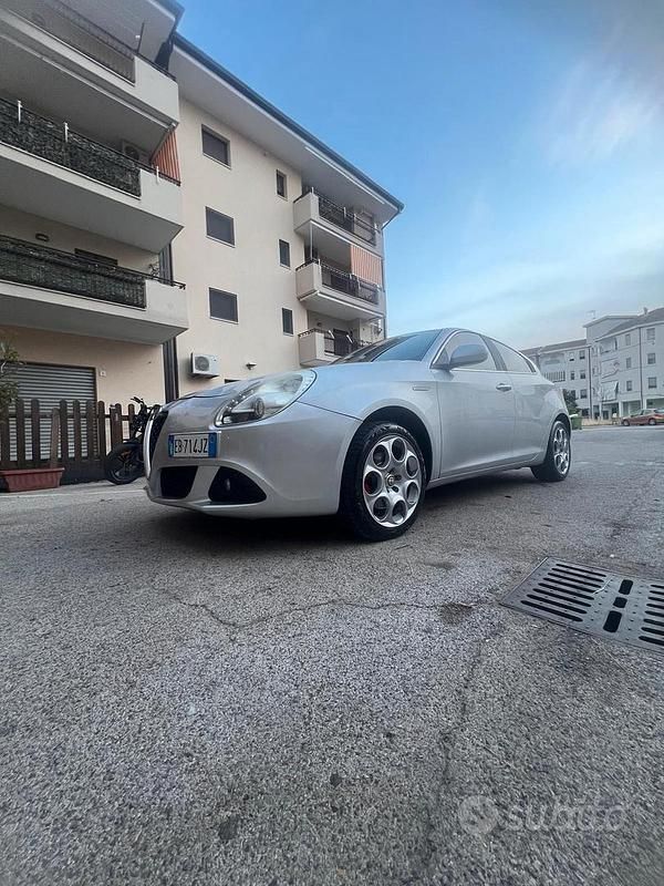 Usata 2011 Alfa Romeo Giulietta Tre volumi | 3900 € (Buon prezzo) - Immagine 1/4