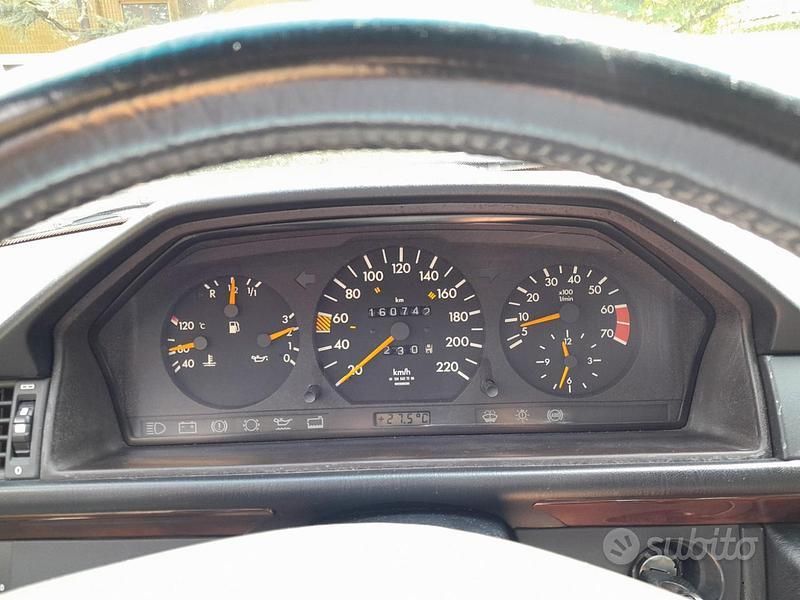 Usata Mercedes E200 122 CV (89 kW) 1991 Nero Berlina