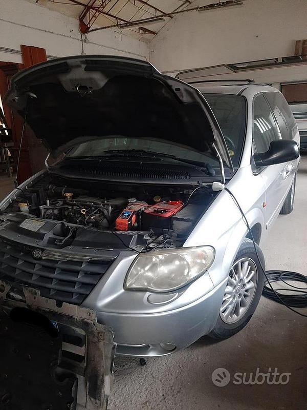 Usata Chrysler Voyager 150 CV (110 kW) 2006 Grigio Monovolume