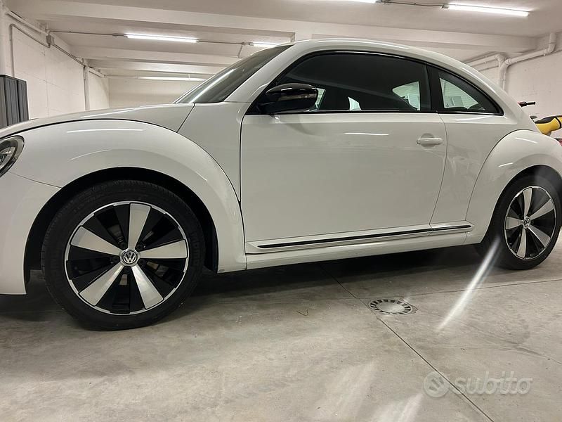 Usata VW Beetle 140 CV (102 kW) 2014 Bianco Utilitaria