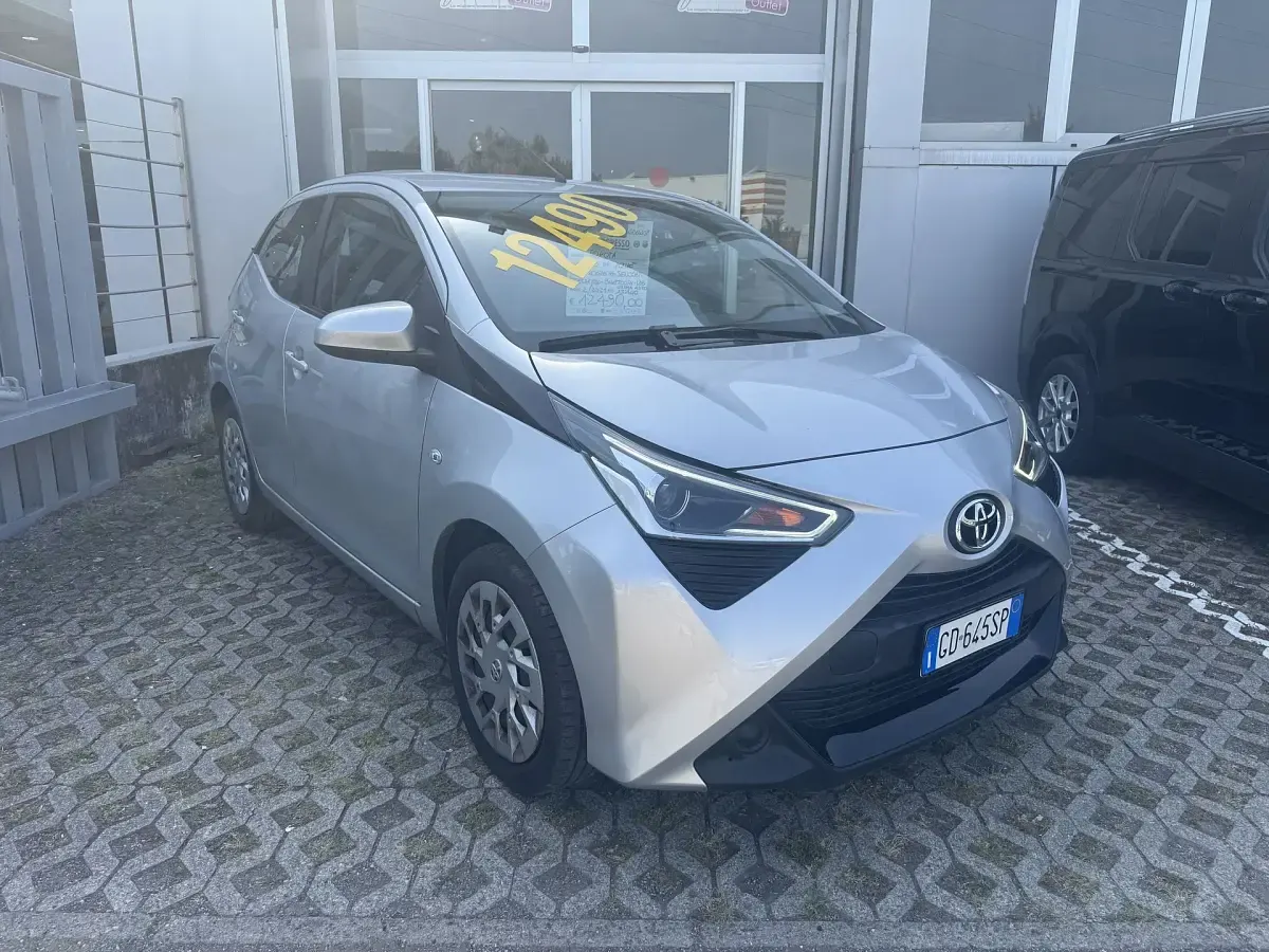 Usata Toyota Aygo X-wave 72 CV (52 kW) 2021 Grigio Utilitaria