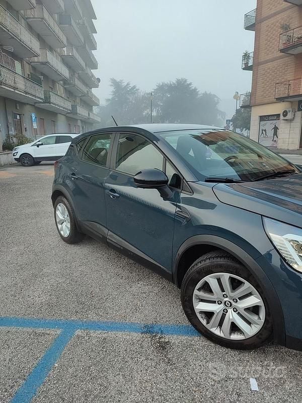 Blu Usata 2022 Renault Captur SUV | 18.500 € (Buon prezzo) - Immagine 1/4