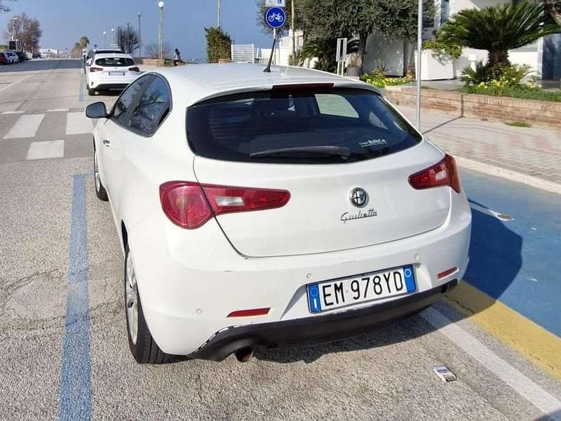 Usata Alfa Romeo Giulietta Distinctive 120 CV (88 kW) 2012 Bianco Utilitaria
