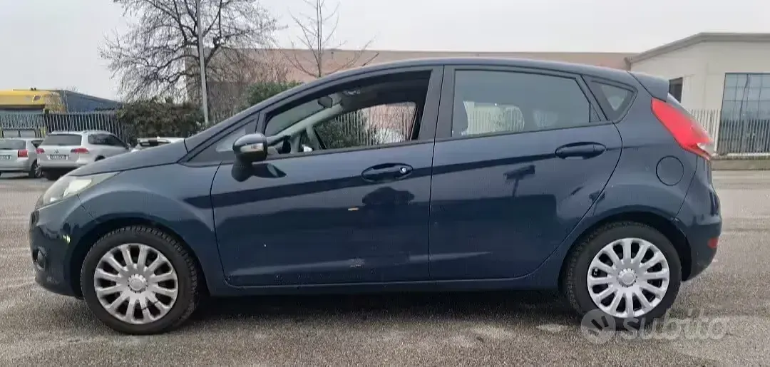 Usata Ford Fiesta Titanium 82 CV (60 kW) 2010 Bluazzurro Berlina