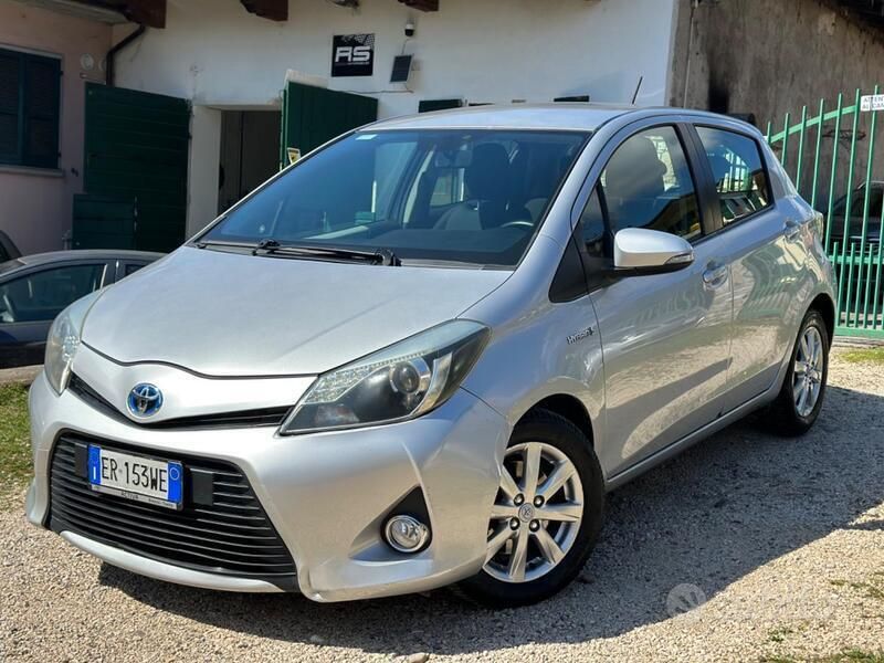 Usata Toyota Yaris Hybrid Lounge 75 CV (55 kW) 2013 Argento Berlina