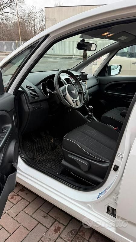 Usata Kia Venga LX 90 CV (66 kW) 2010 Bianco Utilitaria