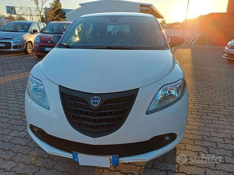 Usata Lancia Ypsilon 69 CV (50 kW) 2015 Bianco Utilitaria