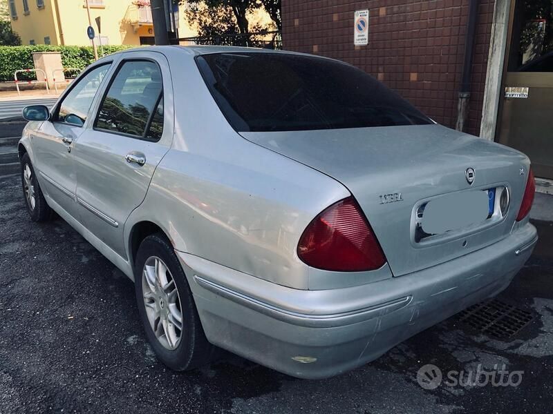Usata Lancia Lybra 150 CV (110 kW) 2001 Grigio Berlina