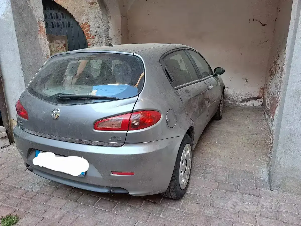 Usata Alfa Romeo 147 116 CV (85 kW) 2005 Grigio Utilitaria
