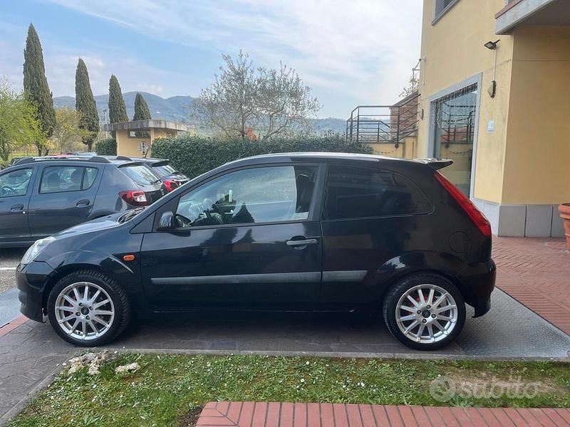 Usata Ford Fiesta S 90 CV (66 kW) 2006 Nero Utilitaria