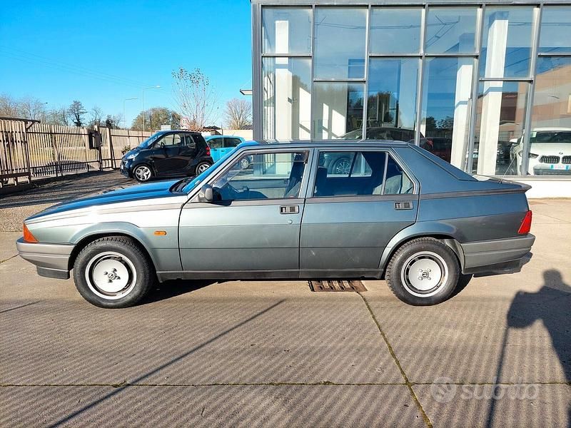 Usata Alfa Romeo 75 120 CV (88 kW) 1989 Grigio Berlina