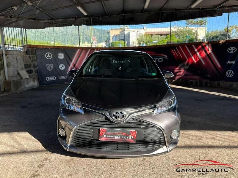 Grigio Usata 2017 Toyota Yaris Active Tre volumi | 7490 € (Super prezzo) - Immagine 1/4