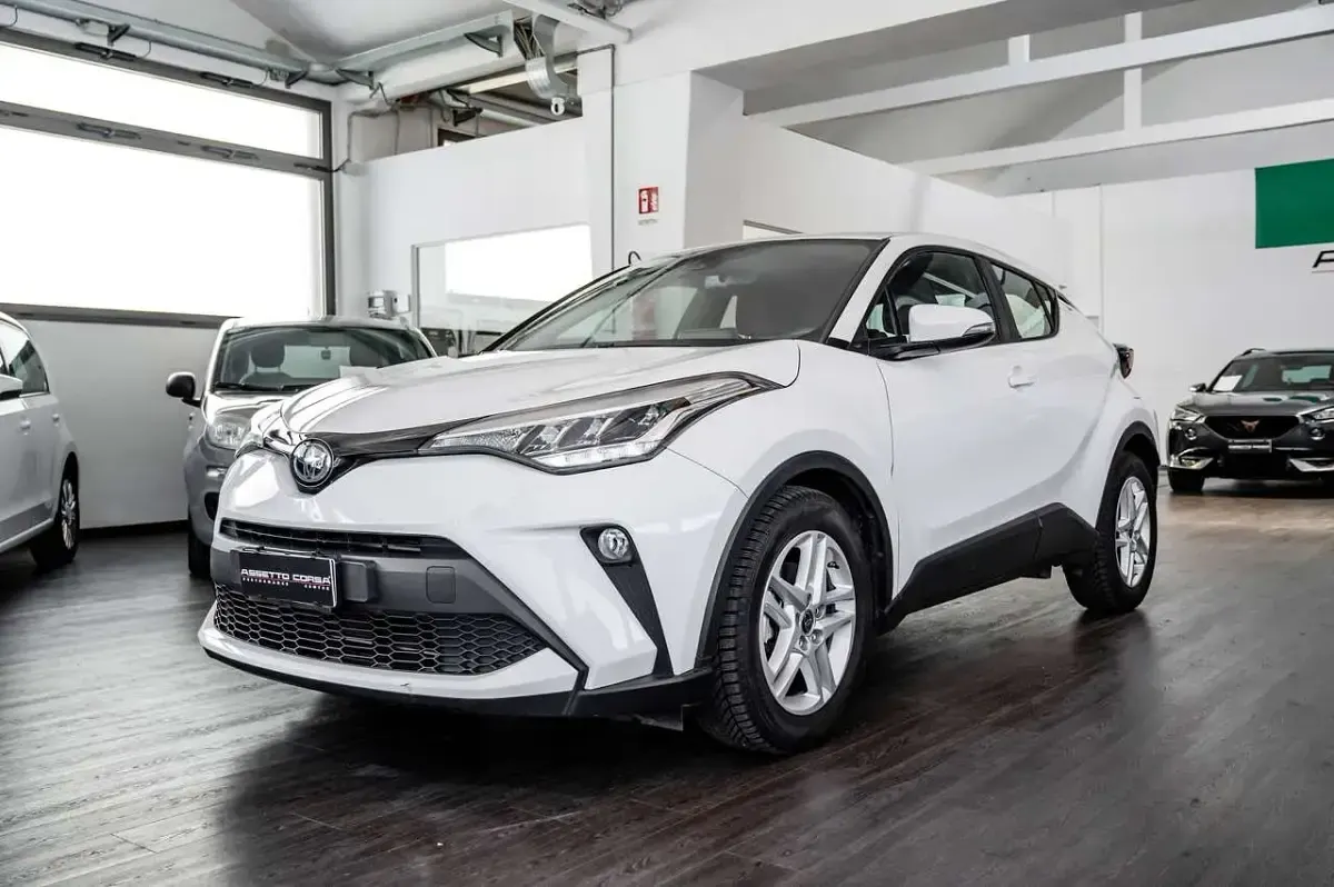 Usata Toyota C-HR Active 98 CV (72 kW) 2023 Solid white SUV