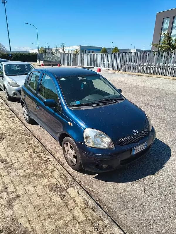Usata Toyota Yaris Sol 87 CV (63 kW) 2003 Blu Berlina