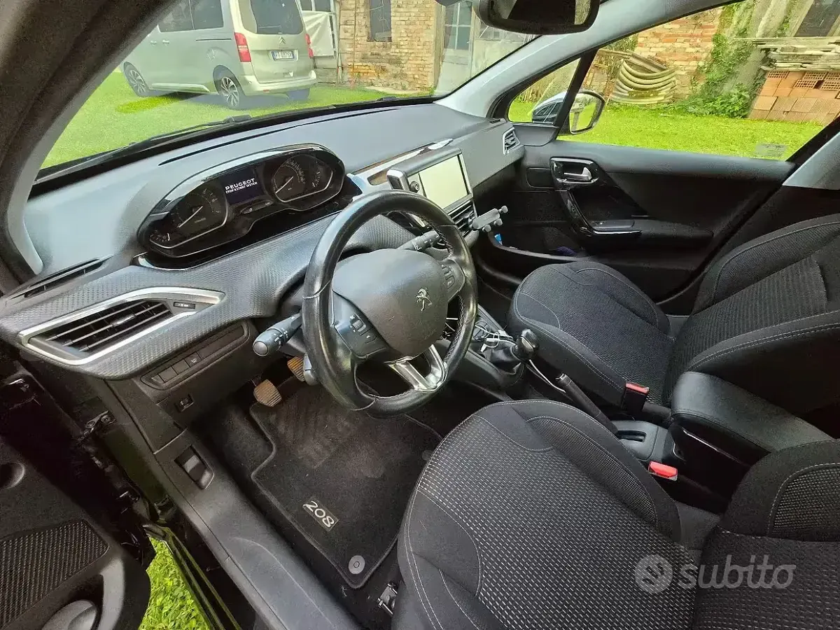 Usata Peugeot 208 83 CV (61 kW) 2019 Nero Utilitaria