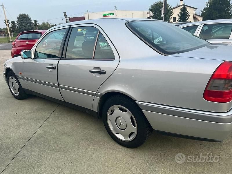 Usata Mercedes C180 136 CV (100 kW) 1993 Grigio Berlina