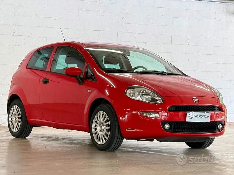 Rosso ferrari Usata 2015 Fiat Punto Young Due volumi | 4899 € (Buon prezzo) - Immagine 1/4