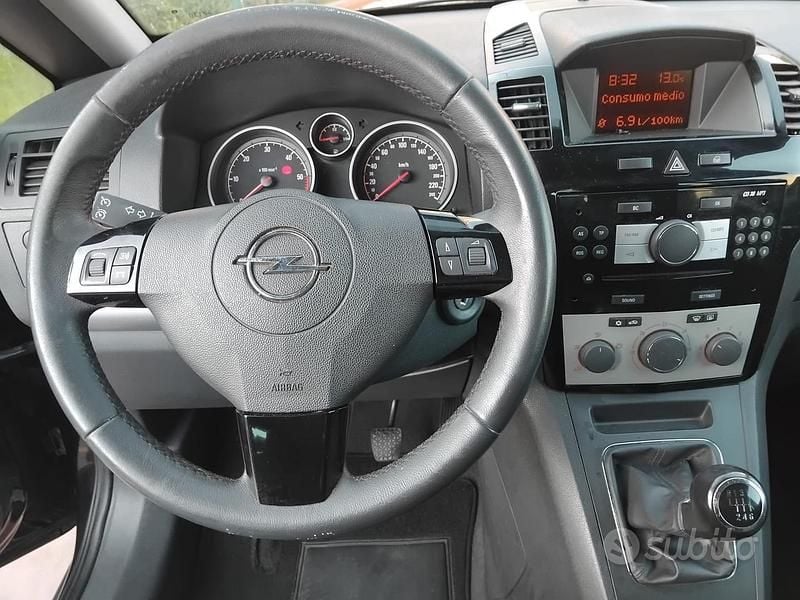 Usata Opel Zafira 125 CV (91 kW) 2012 Nero Monovolume