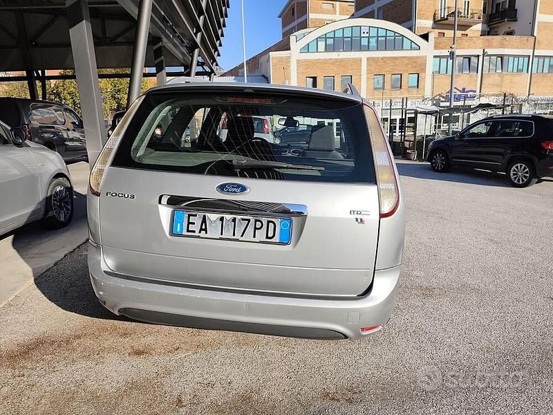 Usata Ford Focus 90 CV (66 kW) 2010 Grigio Station wagon
