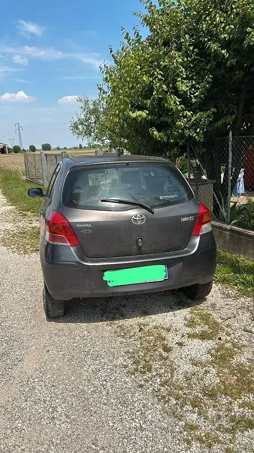 Usata Toyota Yaris 65 CV (47 kW) 2009 Grigio Utilitaria