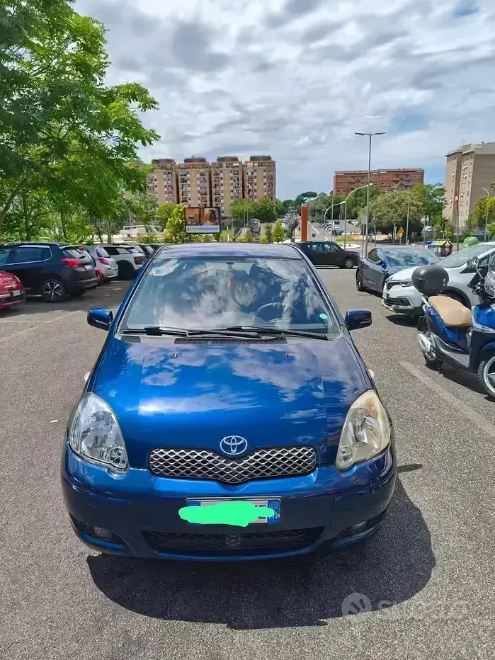 Usata Toyota Yaris 65 CV (47 kW) 2004 Bluazzurro Berlina