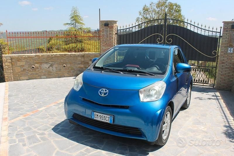 Usata Toyota iQ Active 68 CV (50 kW) 2012 Blu Utilitaria