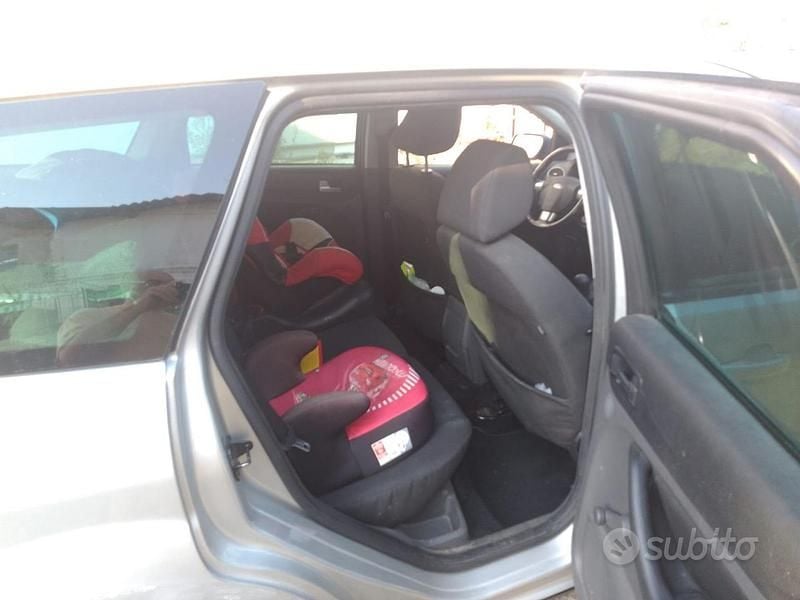 Usata Ford Focus 90 CV (66 kW) 2007 Grigio Station wagon