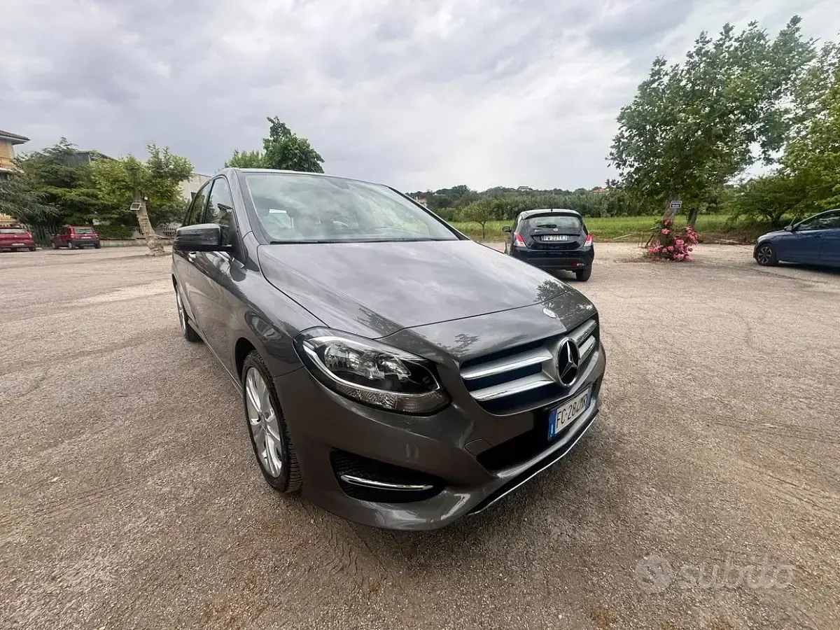 Begagnad Mercedes B180 Premium 109 HK (80 kW) 2016 Grå Minibuss