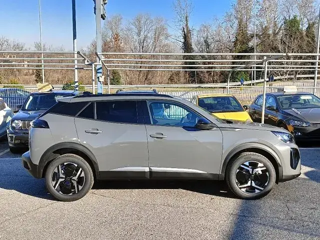 Usata Peugeot 2008 Allure 101 CV (74 kW) 2025 Grigio selenium metallizzato SUV